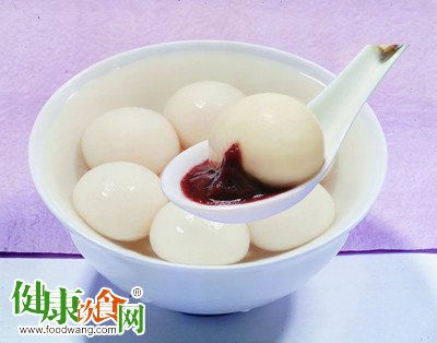 元宵的煮法：开水下 慢火煮