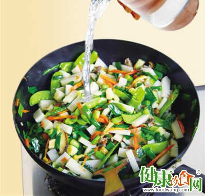 炒菜时水用得好提高菜的口感保留菜的营养