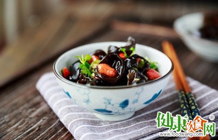 炎热夏天教你做一道凉拌酸辣木耳