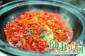 苦夏时节美食 火红鱼头煲