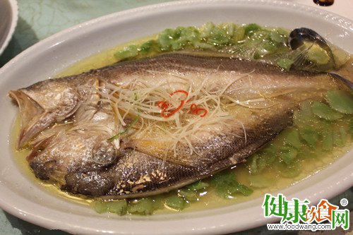 清蒸鱼的做法:水开后入锅蒸6-7分钟