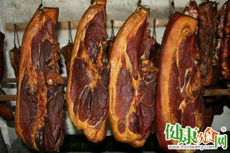 腊肉怎么做?冷水煮腊肉又嫩又“排毒”