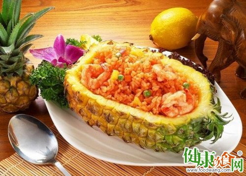 天天美食:教您自制泰式菠萝饭