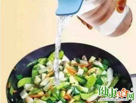 做菜技巧:教您炒菜巧加水