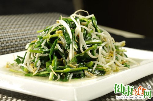 夏日美食:绿豆芽韭菜拌荞麦面