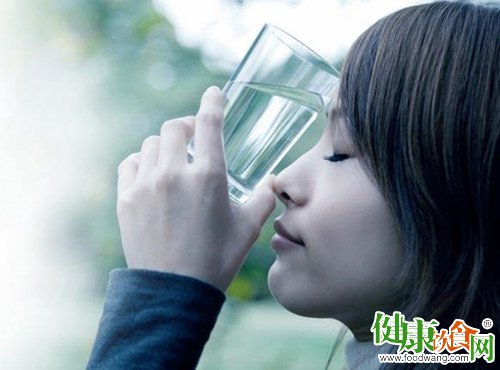天热要补水也要防“水中毒”