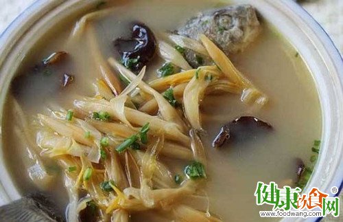 月子食谱:黄花菜煲汤喝通乳下奶安神