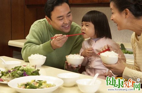 孩子2岁后别喂饭吃多少他有数