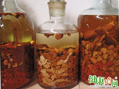 自制药酒有讲究 擅自调配防中毒